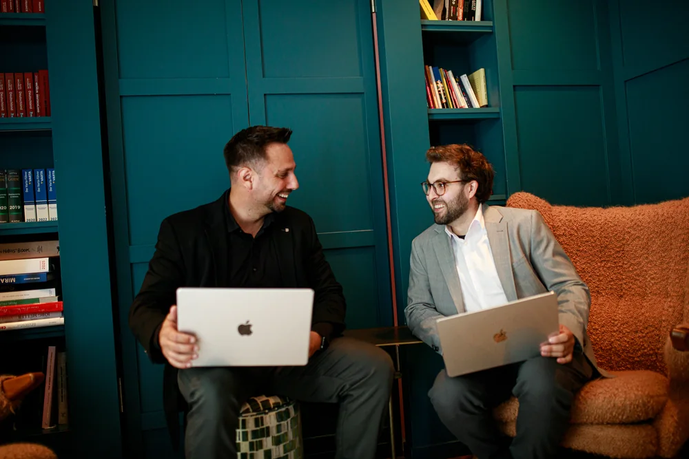 Daniel Herrmann und Dr. Philipp Cavelius – fachliche Begleitung im IT-GxP-Compliance-Programm