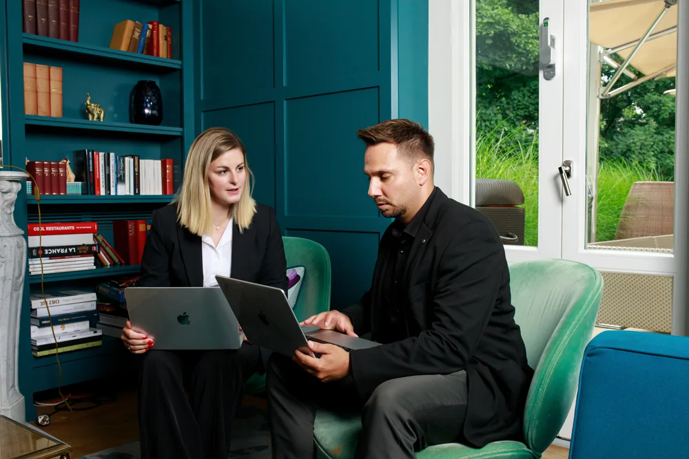 Daniel und Caroline Herrmann bei der gemeinsamen Arbeit